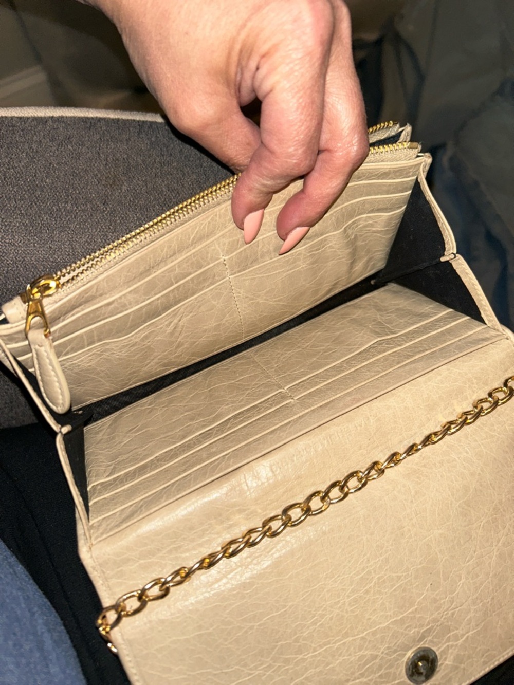 Balenciaga Classic Chain Wallet Clutch Cream
Leather Gold Hardware Crossbody - Picture 8 of 10